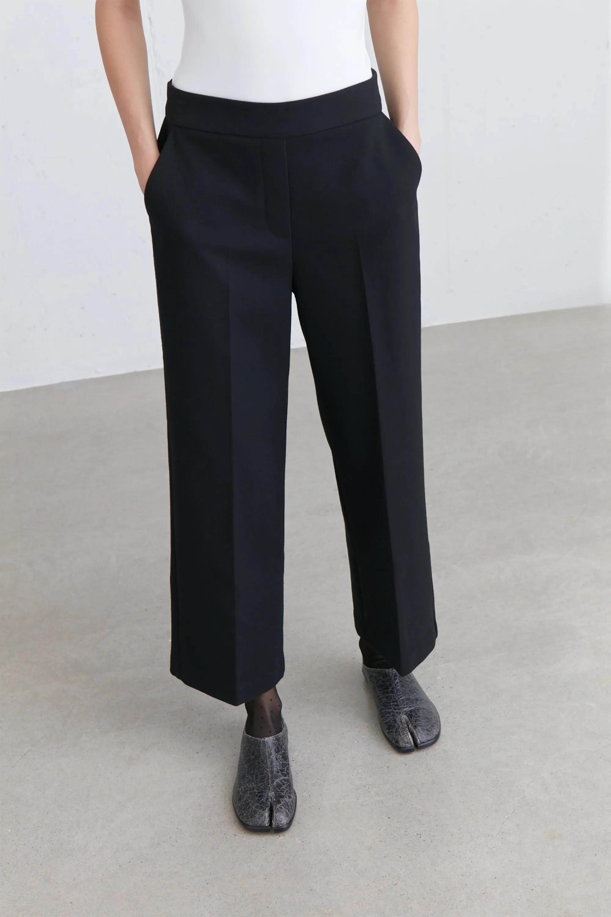 CROPPED HALF ELASTIC WAIST PANT