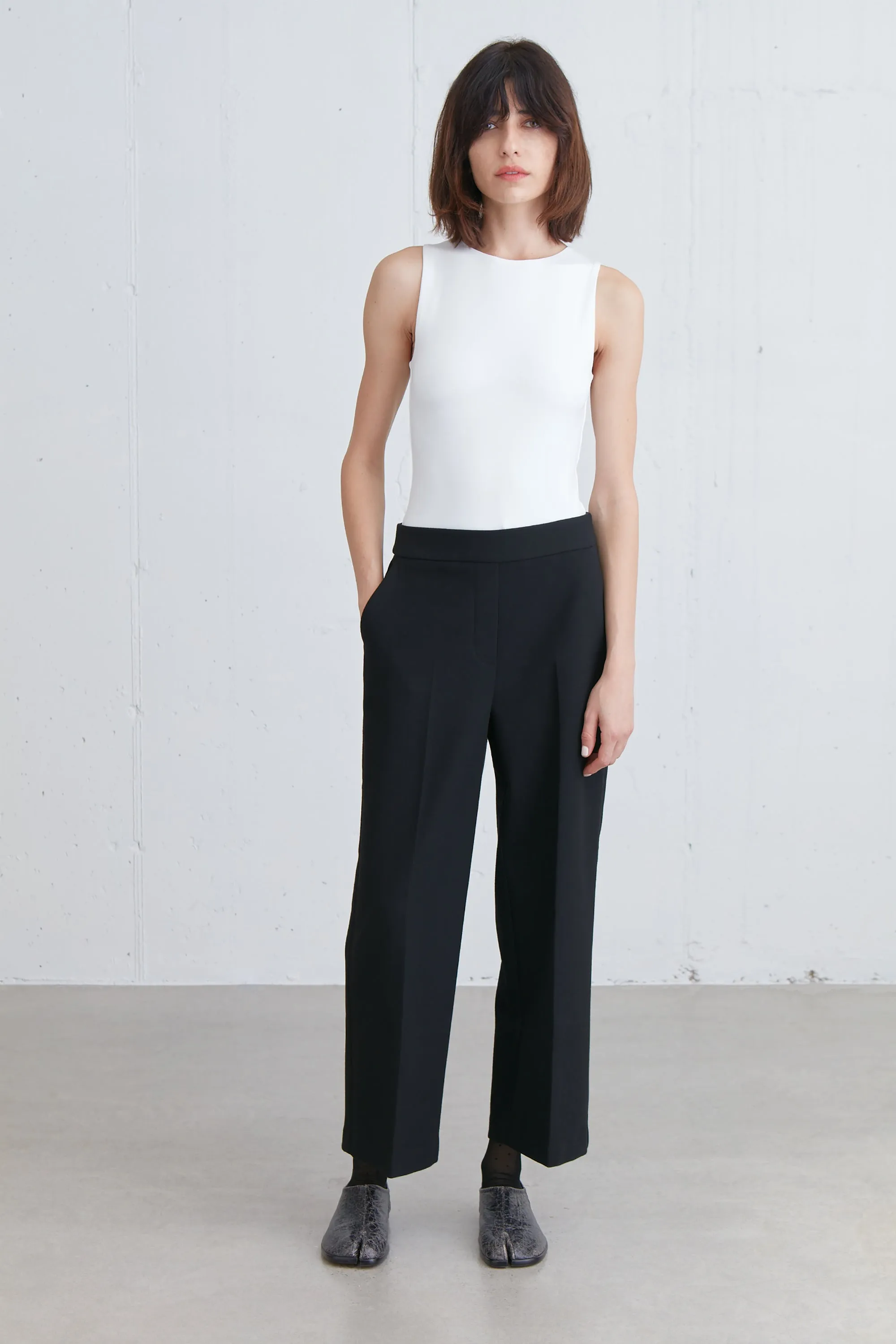 CROPPED HALF ELASTIC WAIST PANT